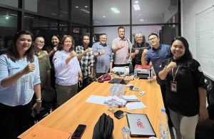 Ketua Bawaslu Minut Rocky Ambar Visitasi dan Monitoring Proses Pencetakan Surat Suara di Pasuruan