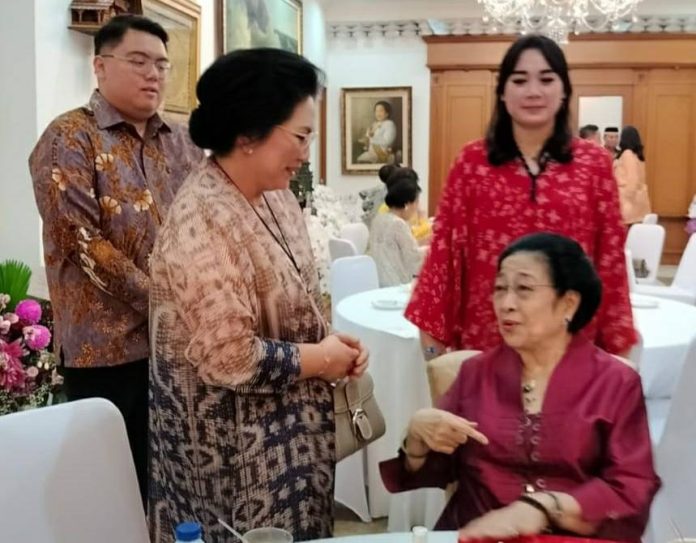 Ibu Rita dan Rio Akrab dengan Ketum Megawati di Open House Lebaran